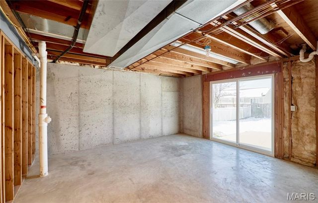 121 Falcon Way, Winfield, MO 63389