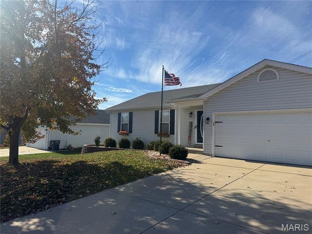 121 Falcon Way, Winfield, MO 63389