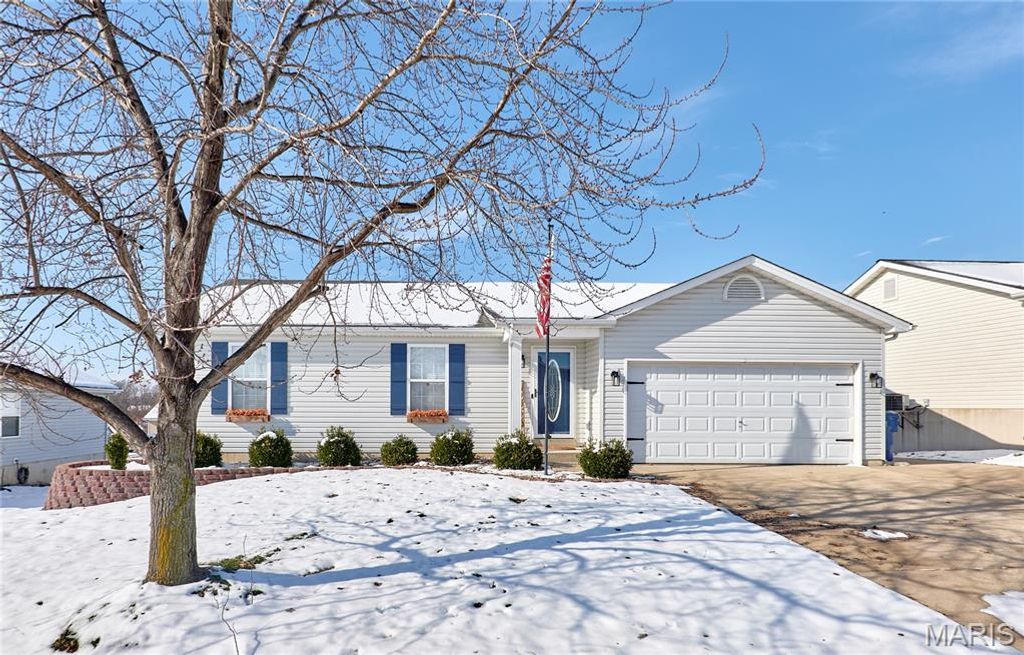 121 Falcon Way, Winfield, MO 63389