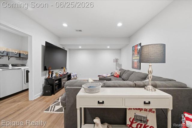 114 Bellevue Avenue, Lake Orion Village, MI 48362