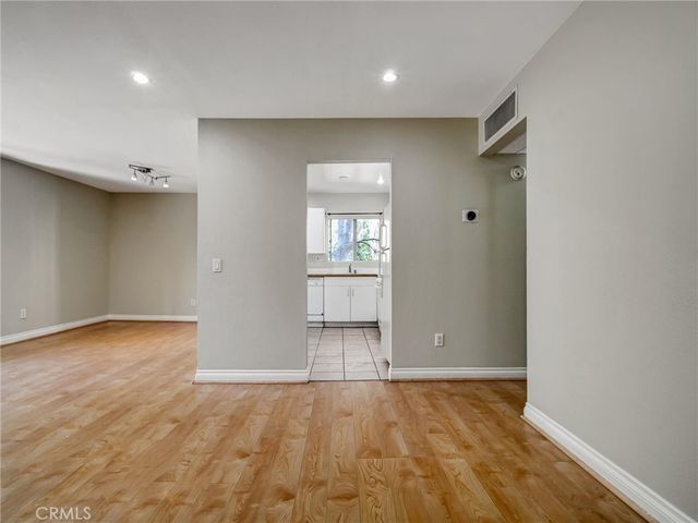 18350 Hatteras 123, Tarzana, CA 91356