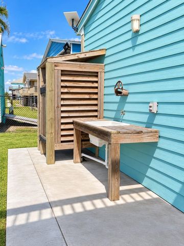 953 Meynig Drive, Crystal Beach, TX 77650
