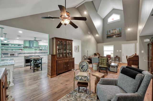 197 Sunset Lake Drive, Huntsville, TX 77340