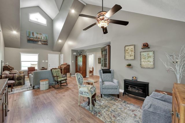 197 Sunset Lake Drive, Huntsville, TX 77340