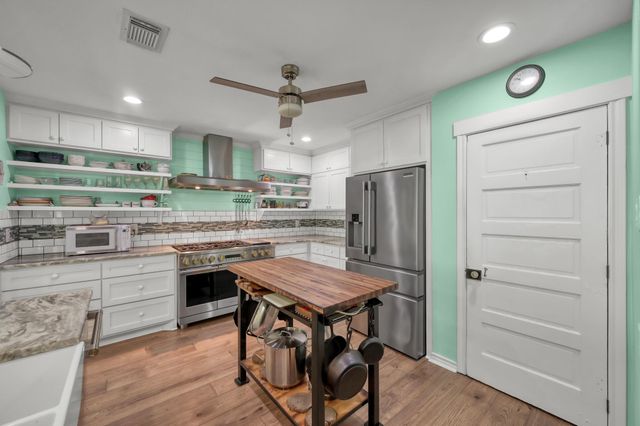 197 Sunset Lake Drive, Huntsville, TX 77340