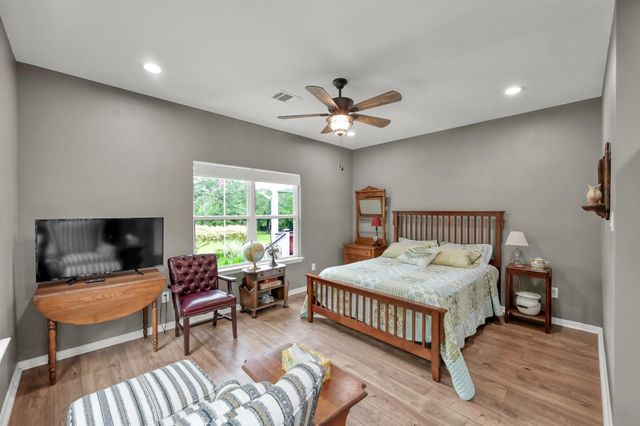 197 Sunset Lake Drive, Huntsville, TX 77340
