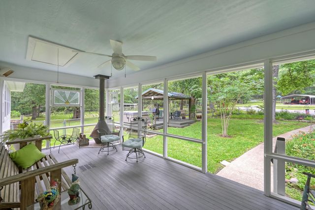 197 Sunset Lake Drive, Huntsville, TX 77340