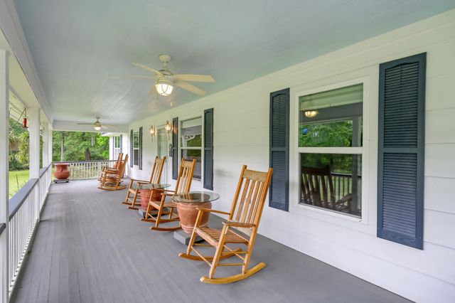 197 Sunset Lake Drive, Huntsville, TX 77340