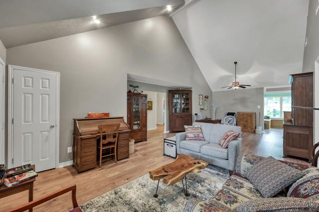 197 Sunset Lake Drive, Huntsville, TX 77340