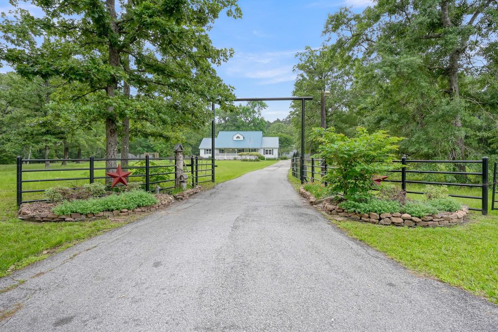 197 Sunset Lake Drive, Huntsville, TX 77340