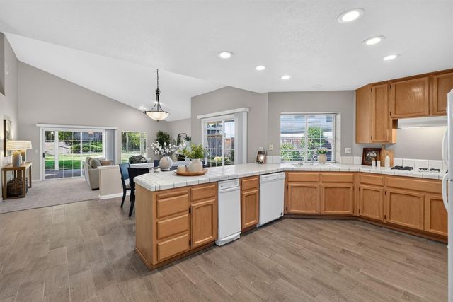 2721 Courtside Dr, Roseville, CA 95661