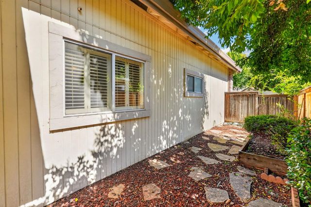 2721 Courtside Dr, Roseville, CA 95661