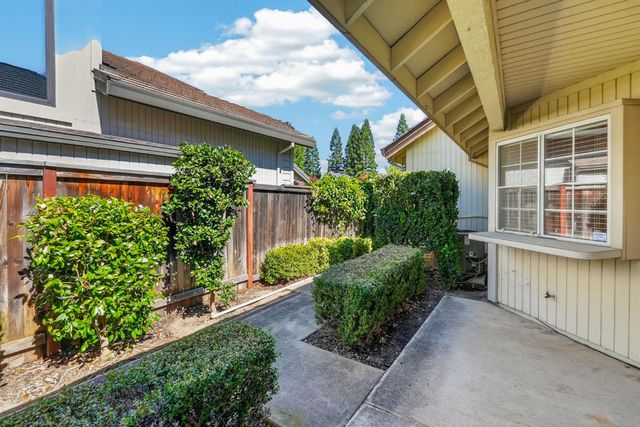 2721 Courtside Dr, Roseville, CA 95661