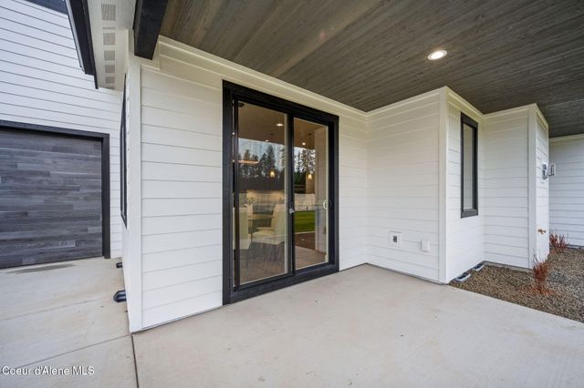 952 E STEEPLE CHASE RD, Hayden, ID 83835