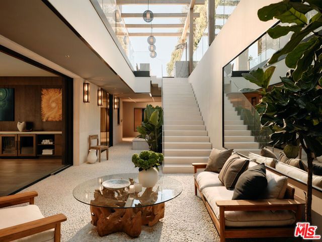 401 N Tigertail Road, Los Angeles, CA 90049