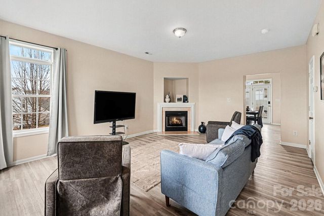 8601 Sawleaf Court, Charlotte, NC 28215