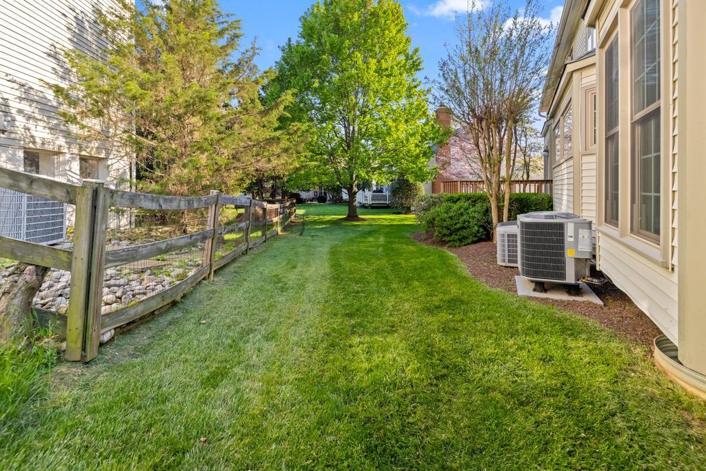 Image 10 of property listing at 7412 ROSEWOOD MANOR LN, Gaithersburg, MD 20882