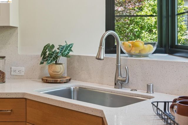 5739 Presley Way, Oakland, CA 94618
