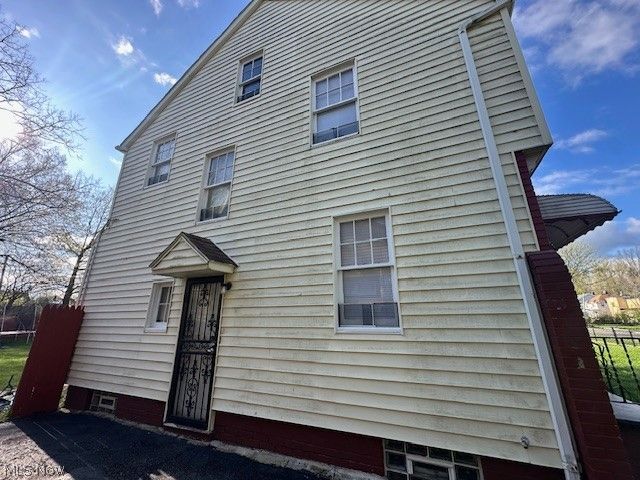 1011 Yellowstone Road, Cleveland Heights, OH 44121