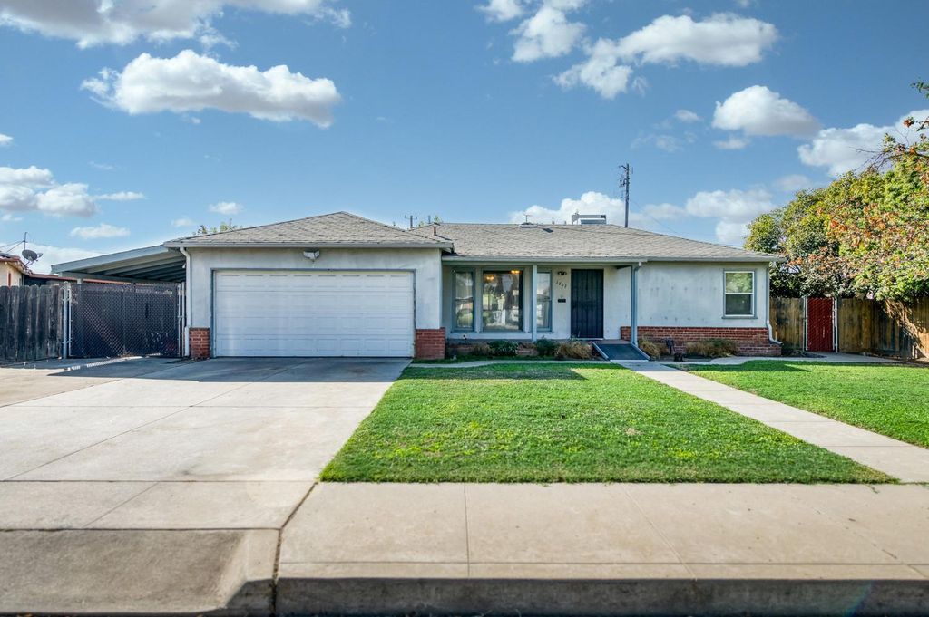 Image 1 of property listing at 1707 E Metzler Drive, Sanger, CA 93657