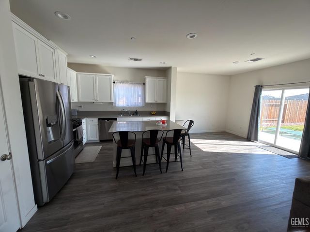 6813 Crawley Court, Bakersfield, CA 93307