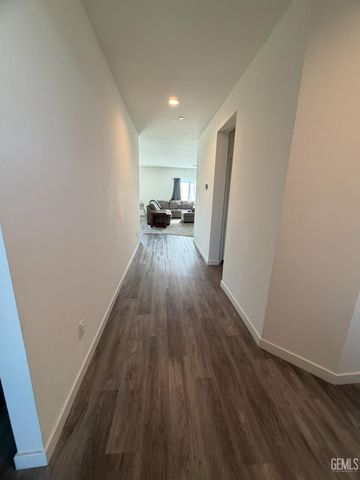 6813 Crawley Court, Bakersfield, CA 93307