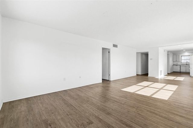 8950 PARK BOULEVARD 201, Seminole, FL 33777