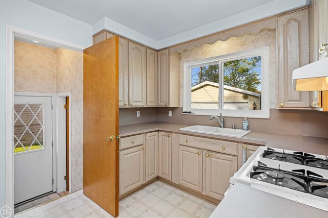 29116 Dembs Street, Roseville, MI 48066