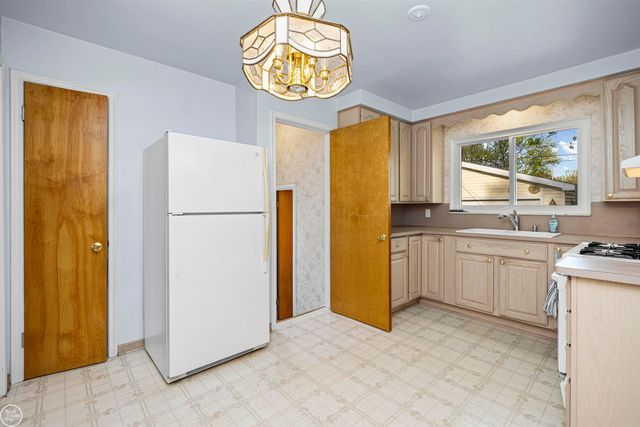 29116 Dembs Street, Roseville, MI 48066