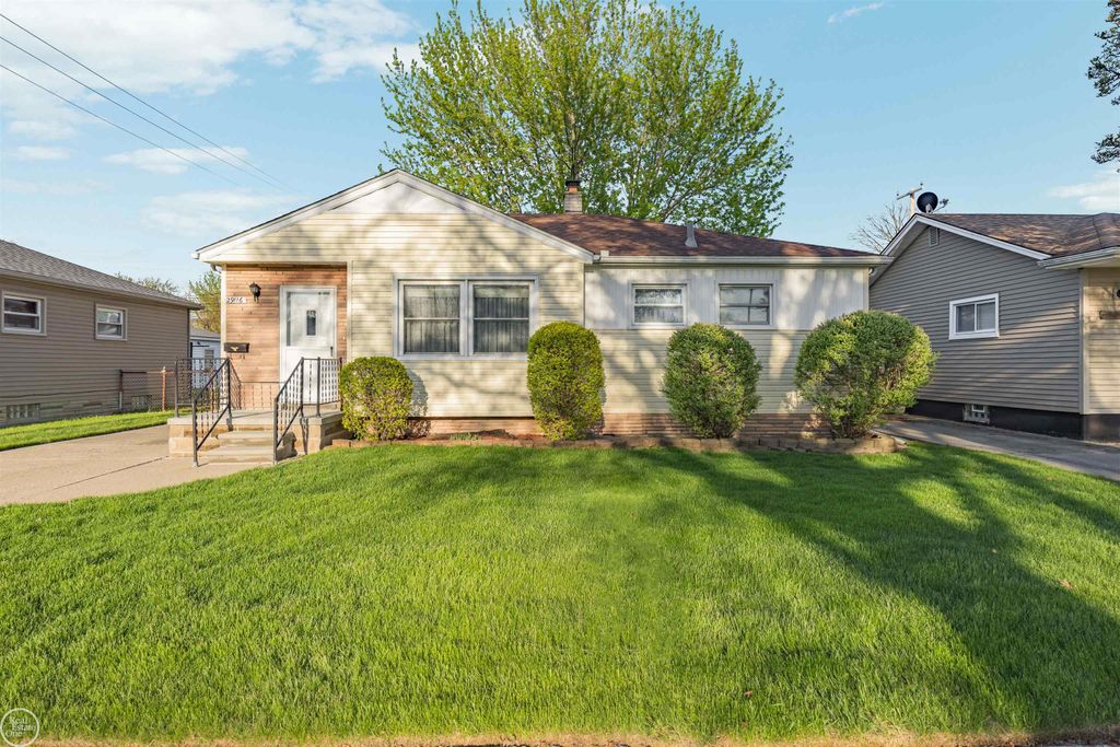 29116 Dembs Street, Roseville, MI 48066