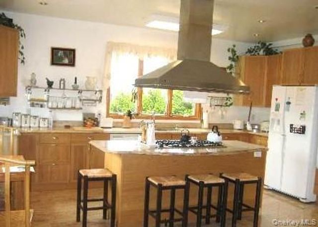 2 Aster Drive, New Hyde Park, NY 11040