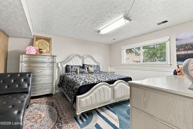 2304 Stephan Ln, Louisville, KY 40214
