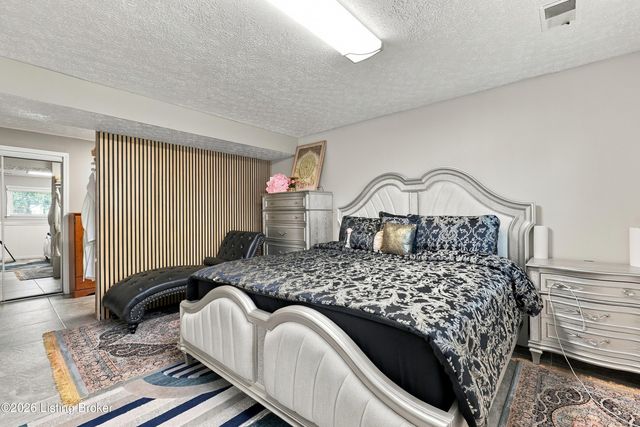 2304 Stephan Ln, Louisville, KY 40214