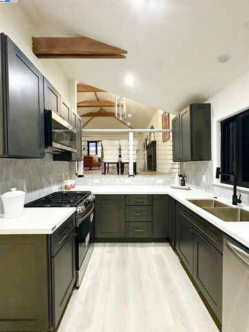 2930 PARKER AVE, Oakland, CA 94605