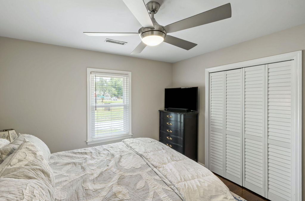 Image 11 of property listing at 1176 Winborn Drive, Charleston, SC 29412