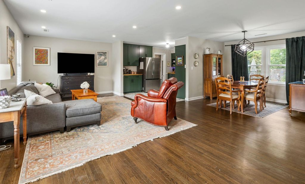 Image 2 of property listing at 1176 Winborn Drive, Charleston, SC 29412