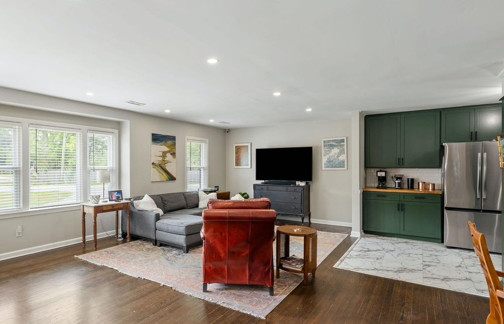 Image 5 of property listing at 1176 Winborn Drive, Charleston, SC 29412