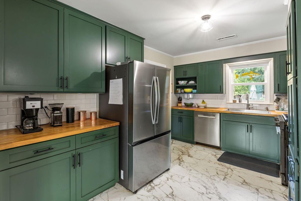 Image 6 of property listing at 1176 Winborn Drive, Charleston, SC 29412