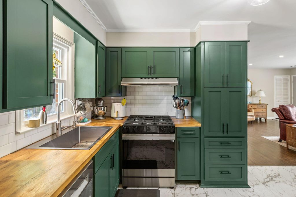 Image 7 of property listing at 1176 Winborn Drive, Charleston, SC 29412