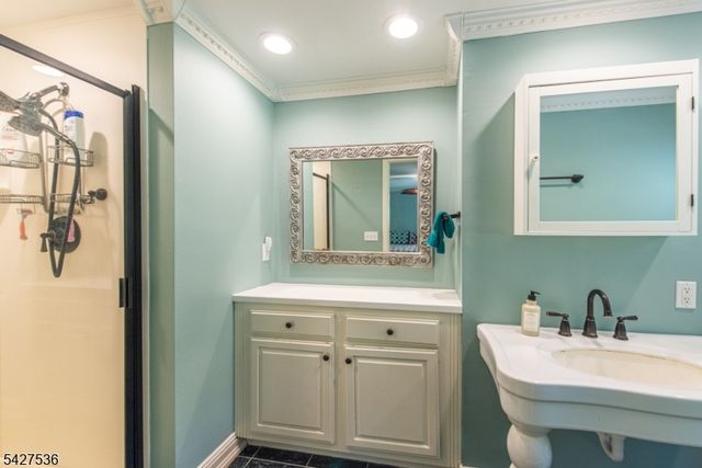 24 Brookvale Rd, Kinnelon Boro, NJ 07405