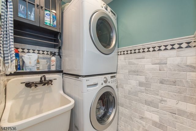 24 Brookvale Rd, Kinnelon Boro, NJ 07405