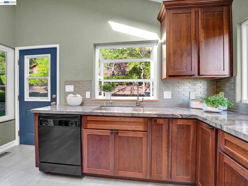 Image 14 of property listing at 38590 Canyon Heights Dr, Fremont, CA 94536