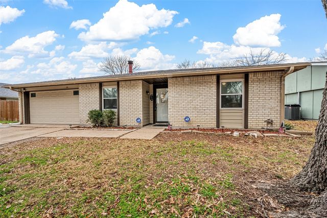 318 Clearwood Drive, Grand Prairie, TX 75052