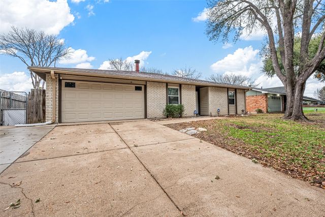 318 Clearwood Drive, Grand Prairie, TX 75052
