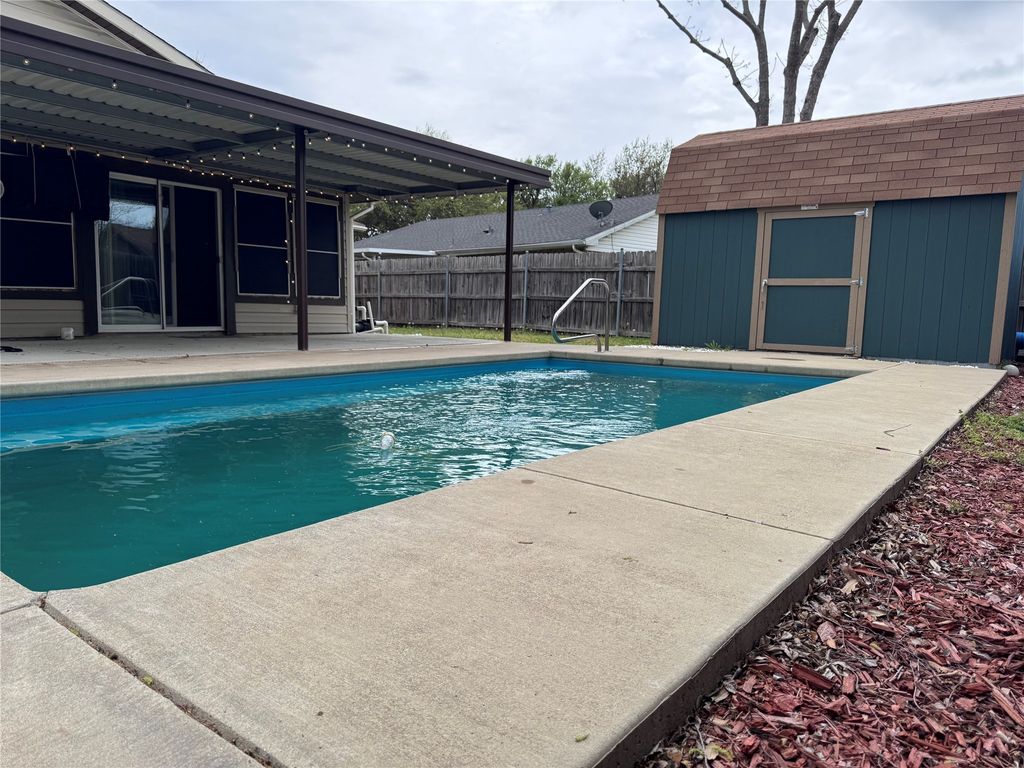 318 Clearwood Drive, Grand Prairie, TX 75052