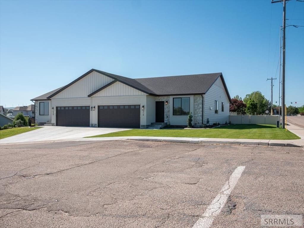 Image 1 of property listing at 318 Lakeview Blvd, American Falls, ID 83211