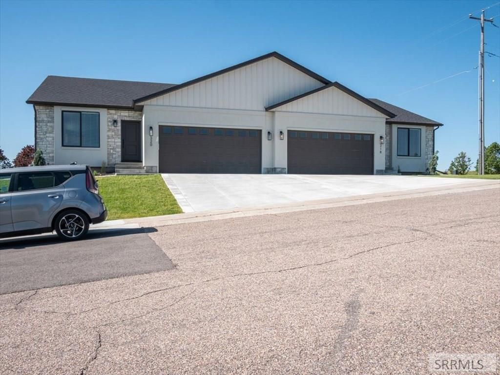 Image 2 of property listing at 318 Lakeview Blvd, American Falls, ID 83211