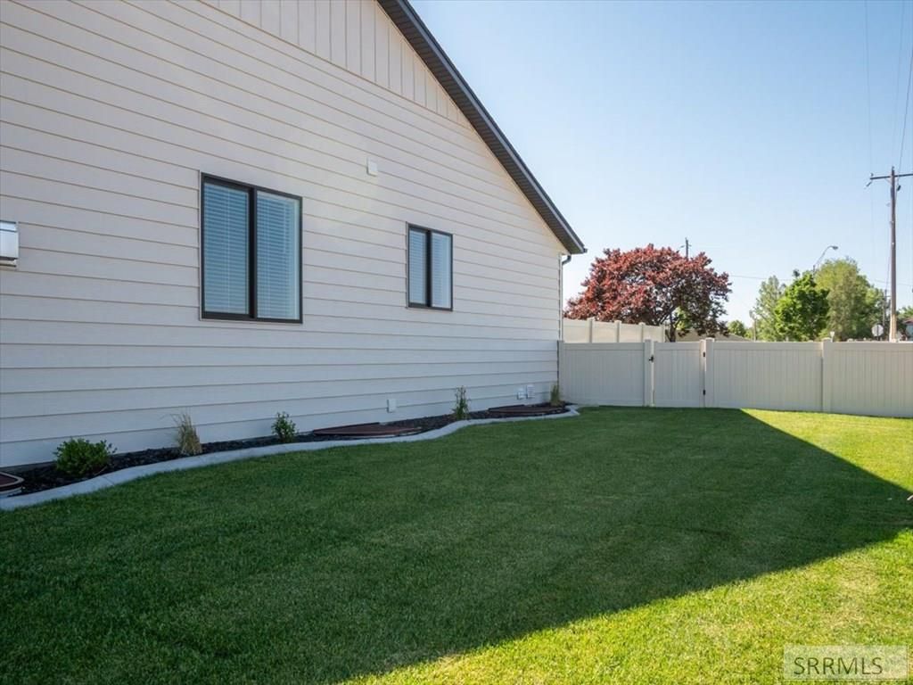 Image 28 of property listing at 318 Lakeview Blvd, American Falls, ID 83211
