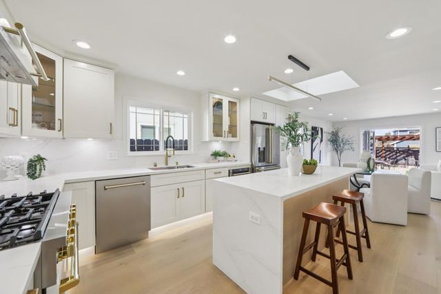 725 Alameda De Las Pulgas, Redwood City, CA 94061