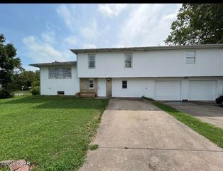 101 Cambridge Drive A/B, Carl Junction, MO 64834